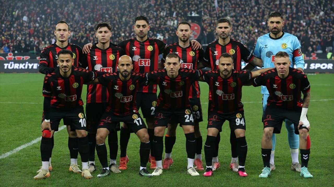 Eskişehirspor, Bölgesel Amatör Lig Maçında 30 Bin Seyirci Önünde Galip Geldi