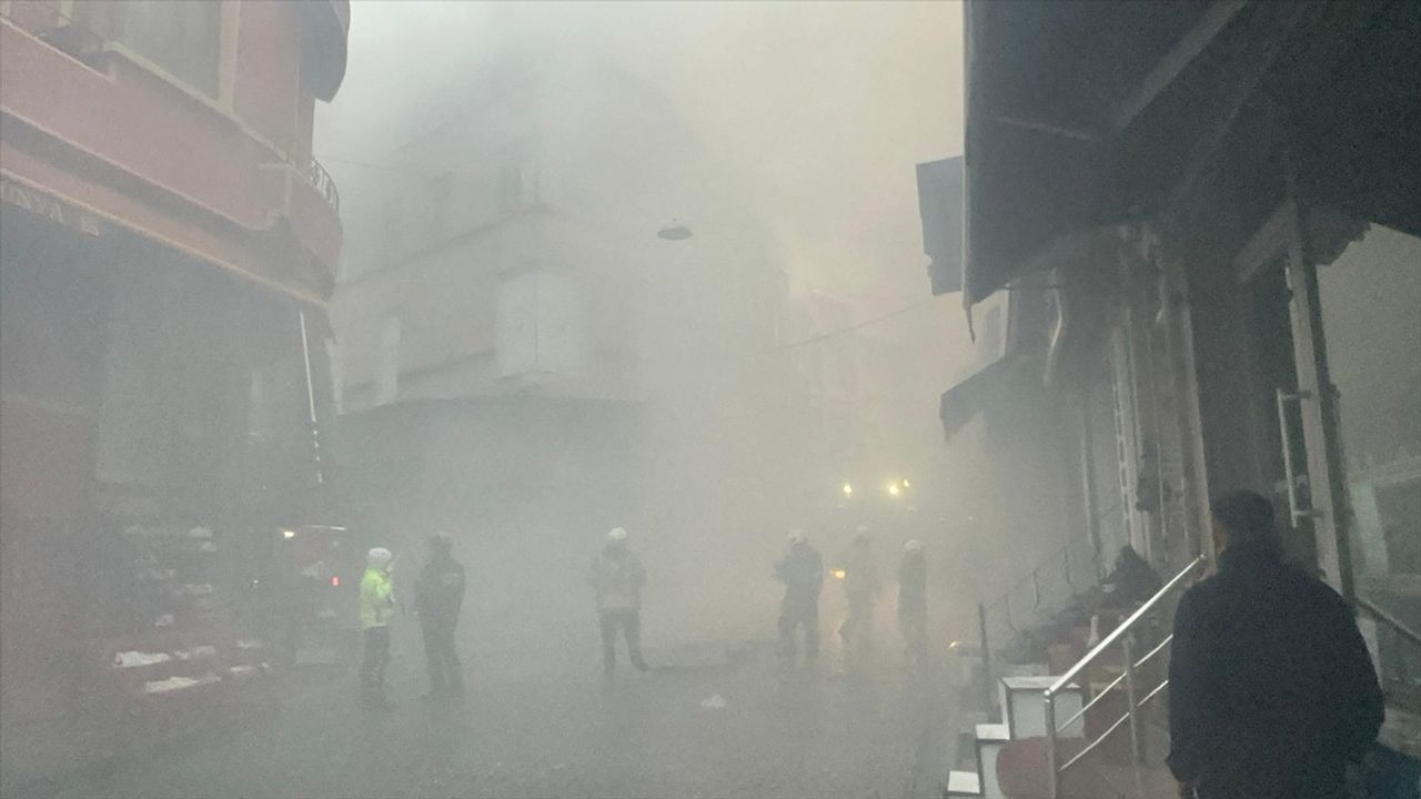 Fatih'te 4 Katlı Binada Yangın Çıktı, İtfaiye Ekipleri Müdahale Ediyor