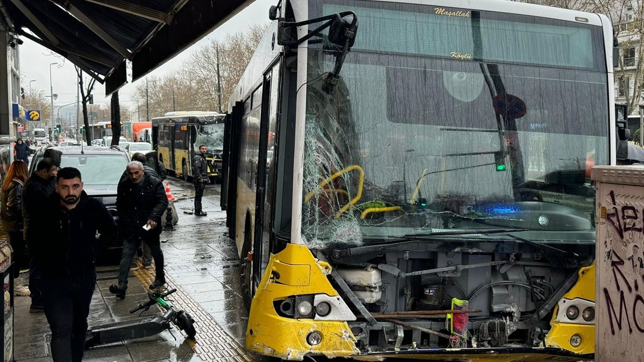 Fatih'te İki İETT Otobüsü Çarpıştı: Yaralı Yok