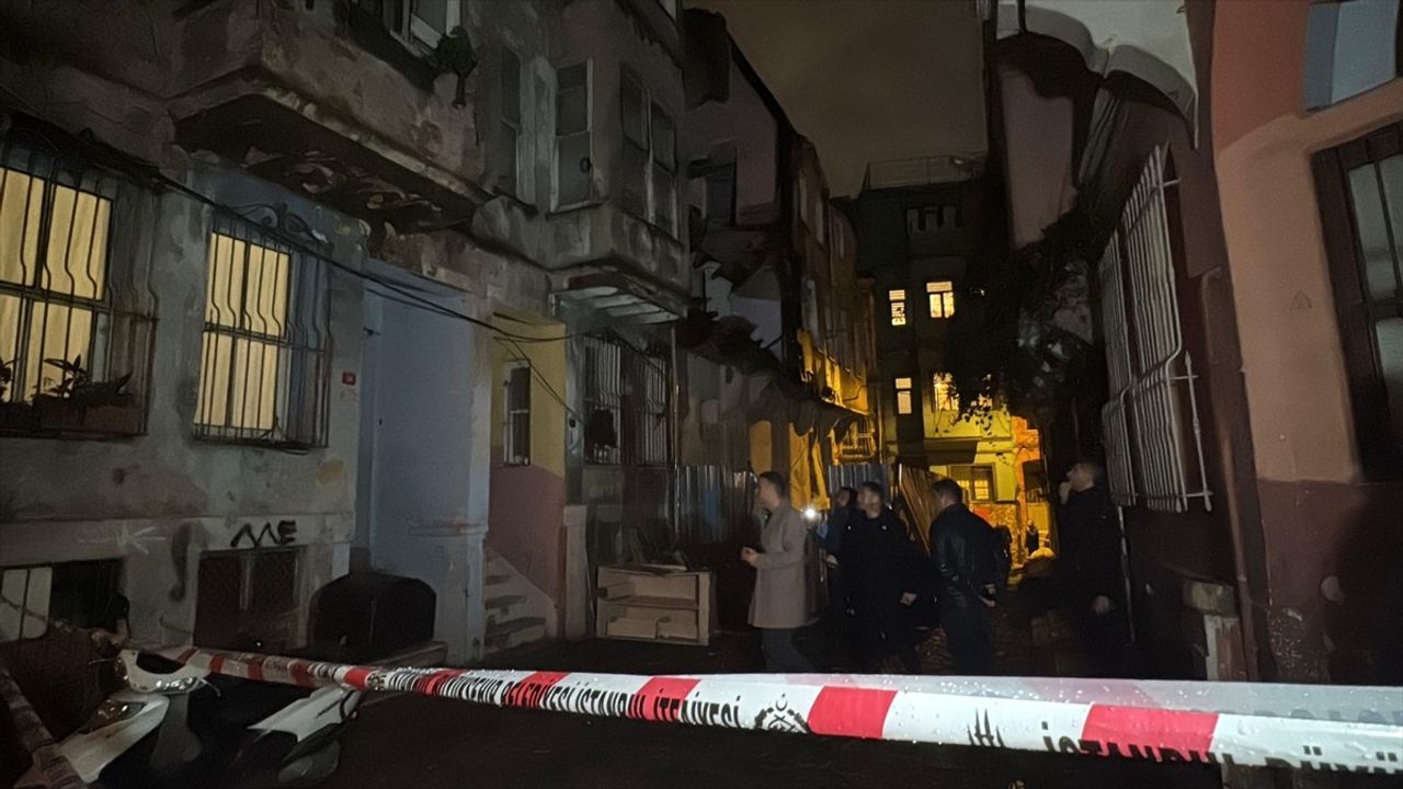 Fatih'te Metruk Binada Kısmi Çökme Olayı Gerçekleşti