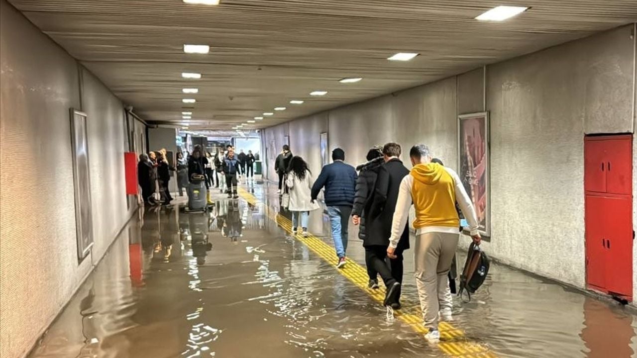 Fatih'teki Metro Alt Geçidini Kanalizasyon Suyu Bastı