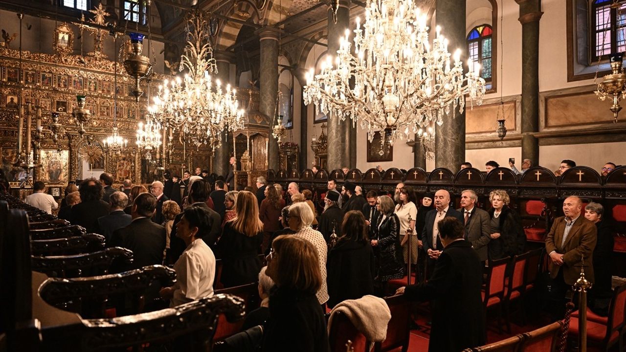 Fener Rum Patrikhanesi'nde Noel Ayini Yapıldı