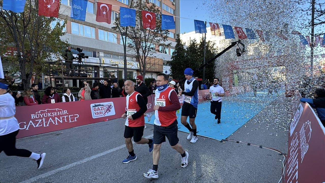 Gaziantep'te 6. Gazi Yarı Maratonu ve Halk Koşusu Başladı