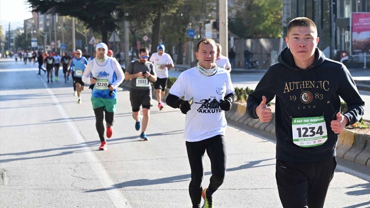 Gaziantep'te 6. Gazi Yarı Maratonu ve Halk Koşusu Gerçekleşti