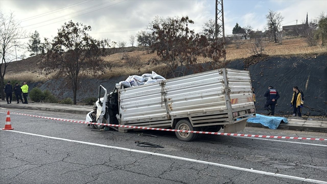 Gaziantep'te Tıra Çarpan Kamyonetin Sürücüsü Hayatını Kaybetti