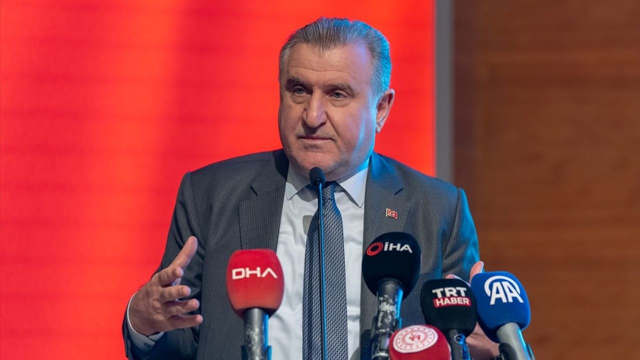 Gençlik ve Spor Bakanı Bak, Üniversiteli Öğrencilerle Buluştu