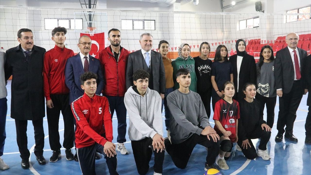 Gençlik ve Spor Bakanı Osman Aşkın Bak, Malatya'da Gençlerle Buluştu