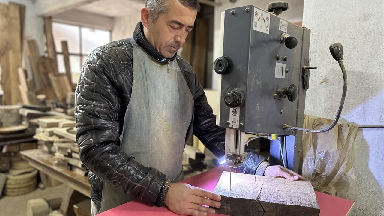 Gerze'de Öğretmen, Boş Zamanlarında Ahşap Mutfak Eşyaları Yapıyor