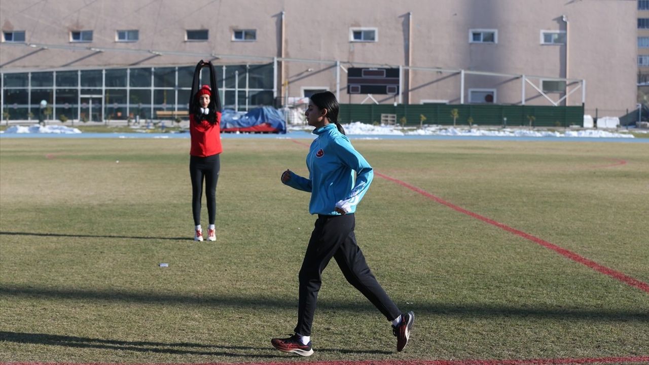 Görme Engelli Milli Atlet Gamze Demirci'nin Başarısı: Engelleri Aşarak Zirveye Tırmandı