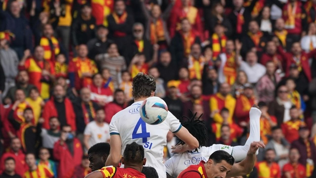 Göztepe, Çaykur Rizespor'u 1-0 Geçerek İlk Yarıyı Önde Tamamladı