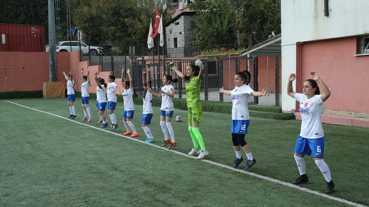 Hakkari'de Kadın Futbolu: Stereotipleri Yıkan Başarılı Kadın Sporcular