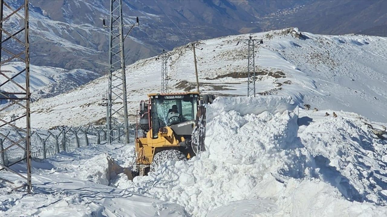 Hakkari'de Kardan Kapanan Üs Bölgesi Yolu Yeniden Açıldı