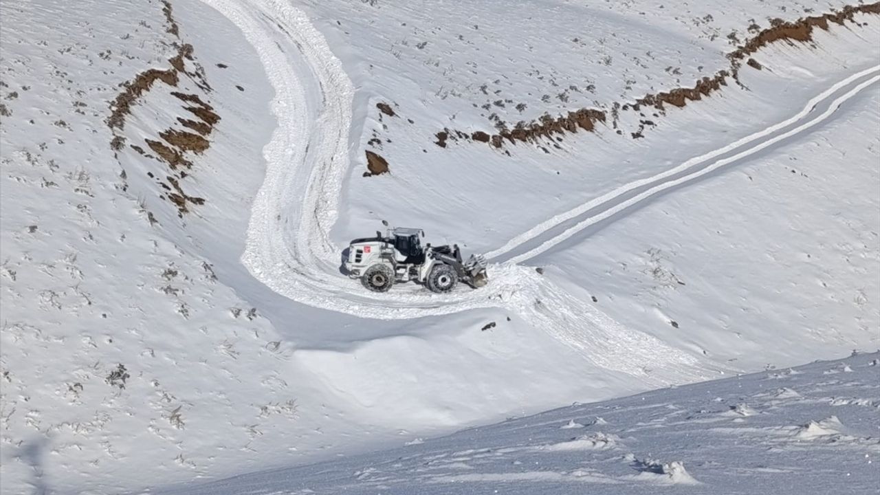 Hakkari'de Üs Bölgelerine Ulaşım İçin Karla Mücadele Çalışmaları Başladı