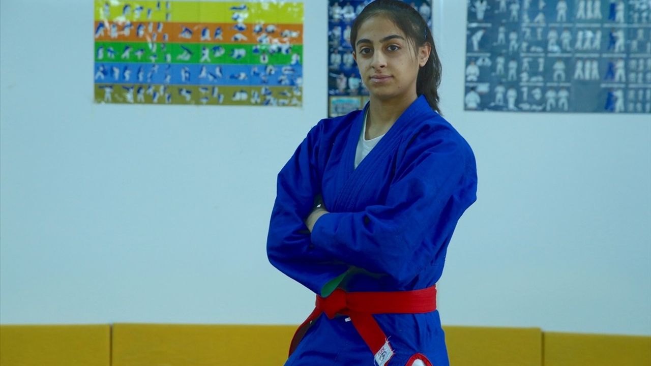 Hakkarili Milli Sporcu Rojda Kanat, Kuraşta Dünya Üçüncüsü Oldu