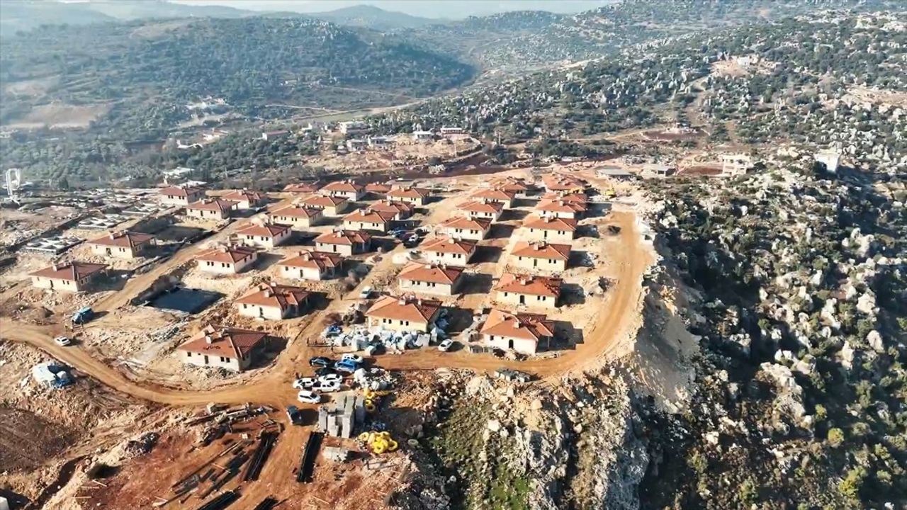 Hatay Altınözü'nde Kırsal Afet Konutlarının İnşaatı Devam Ediyor