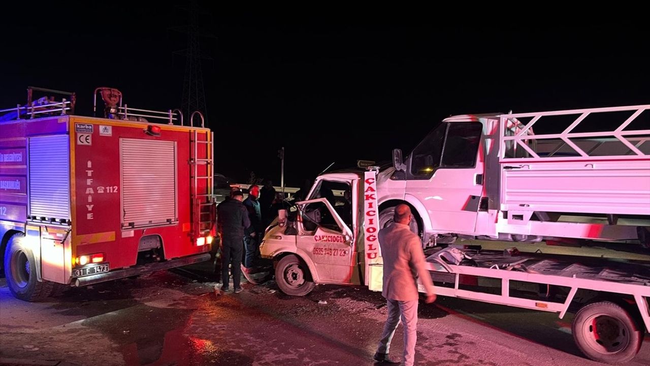 Hatay'da Kamyonla Çarpışan Çekicideki İki Kişi Yaralandı