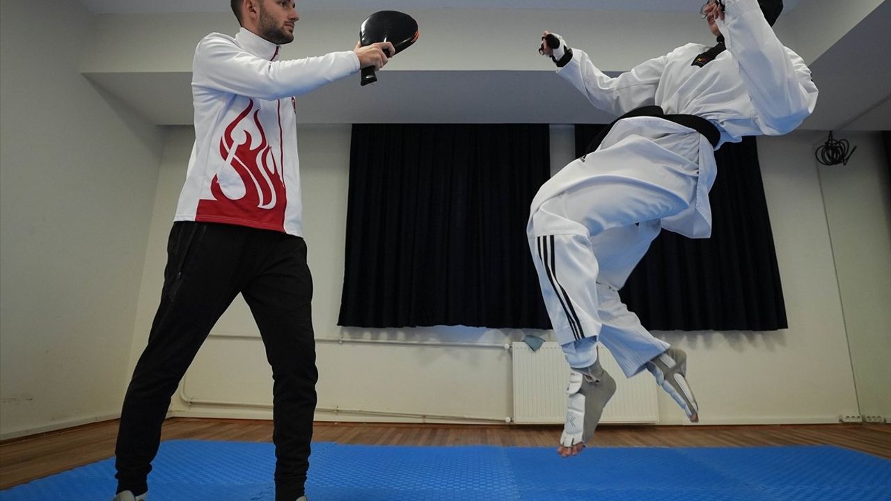 Hayrunnisa İzmir, Balkan Tekvando Şampiyonası'nda Altın Madalya Kazandı