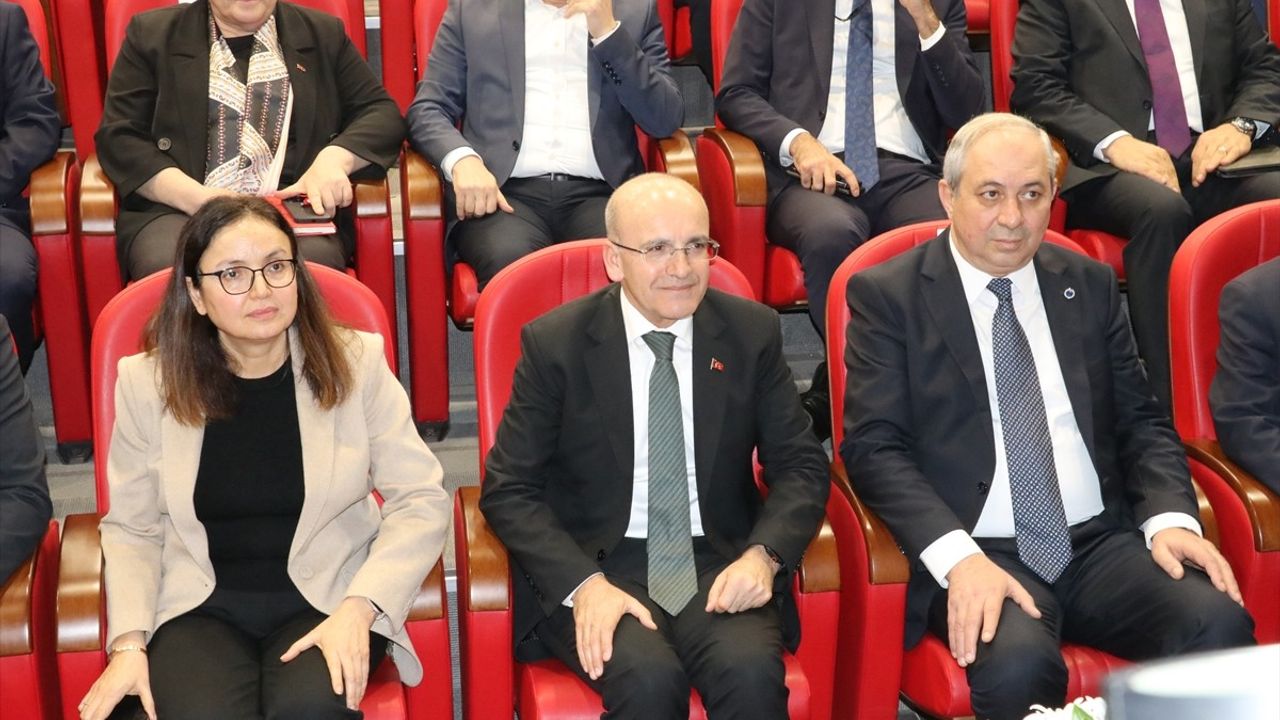 Hazine ve Maliye Bakanı Şimşek, Yalova'da İş Dünyası Buluşmasında İş İnsanlarıyla Bir Araya Geldi