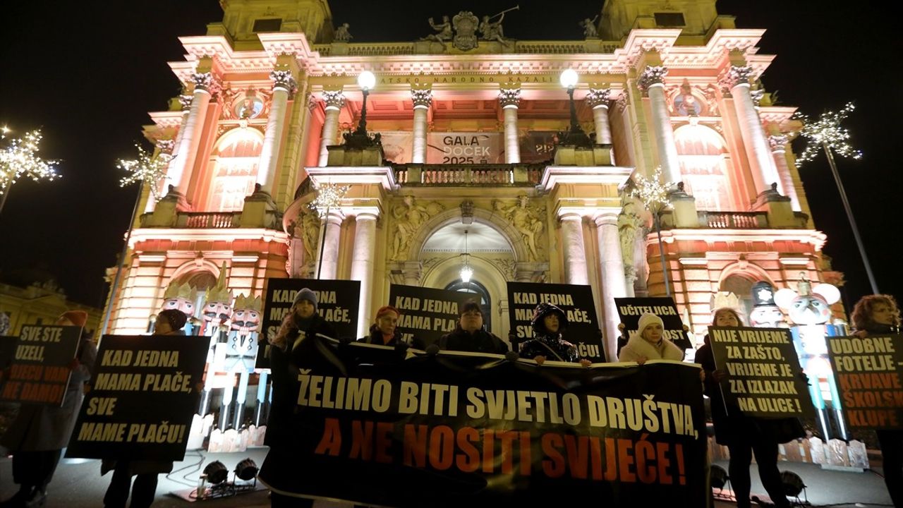 Hırvatistan'da Öğretmen Sendikaları 'Güvenli Okul' Talepleriyle Gösteri Düzenledi