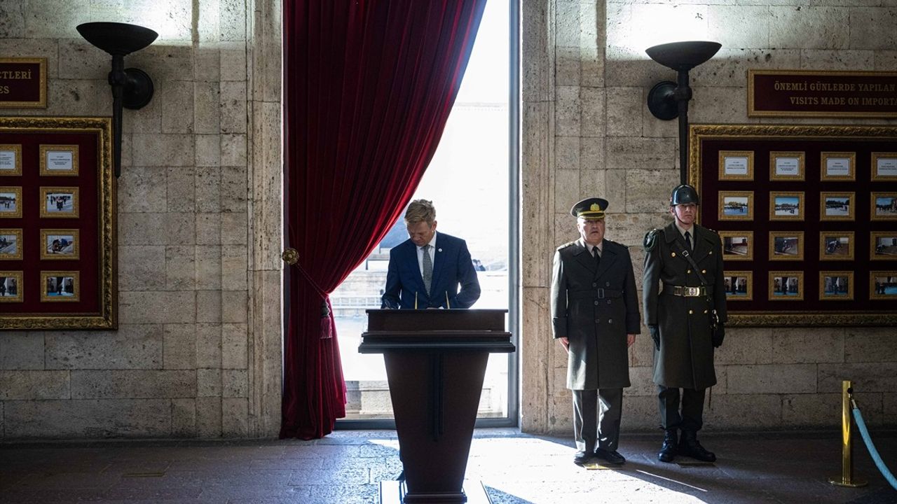 Hollanda'nın Ankara Büyükelçisi Wijnands, Anıtkabir'i Ziyaret Etti