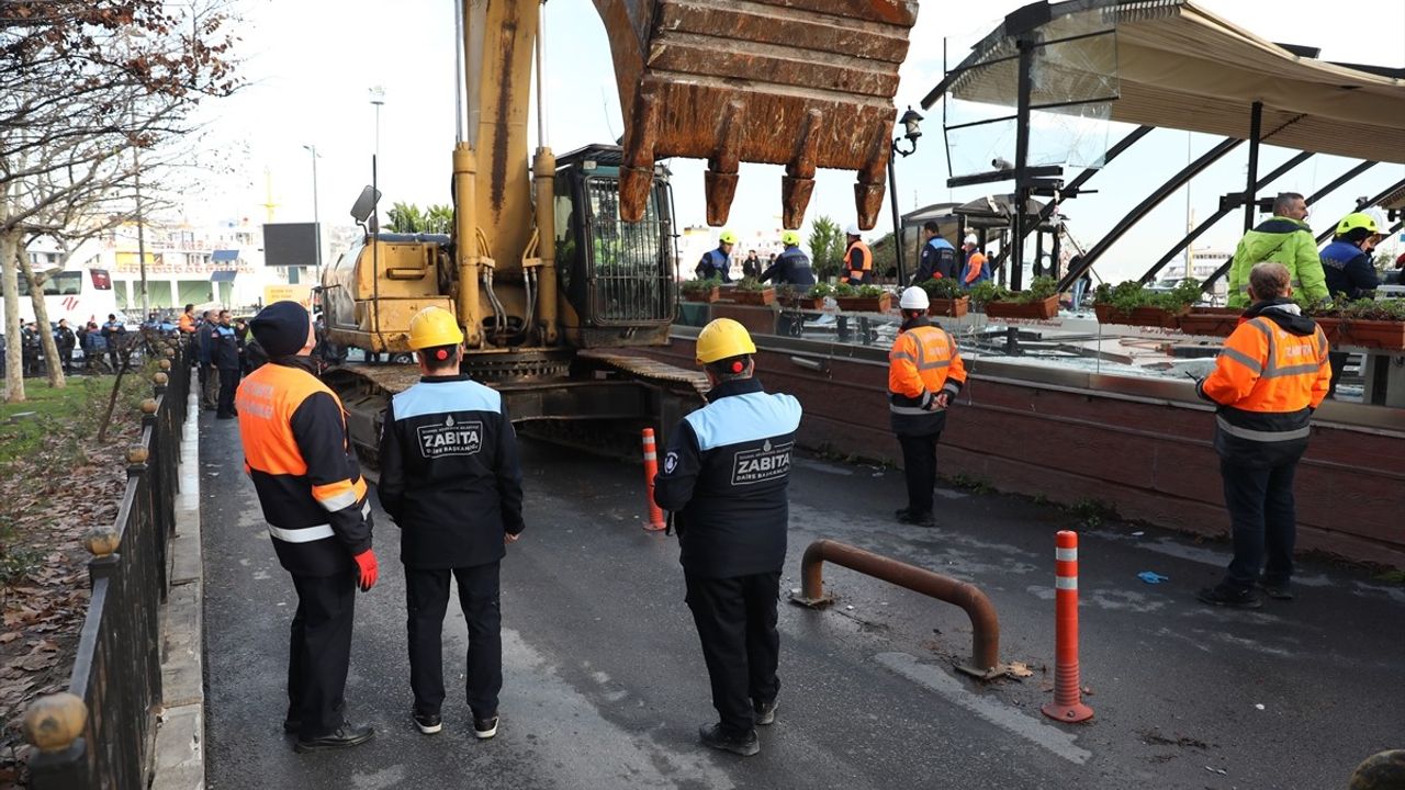 İBB, Fatih'teki Kaçak Kafeteryayı Yıktı