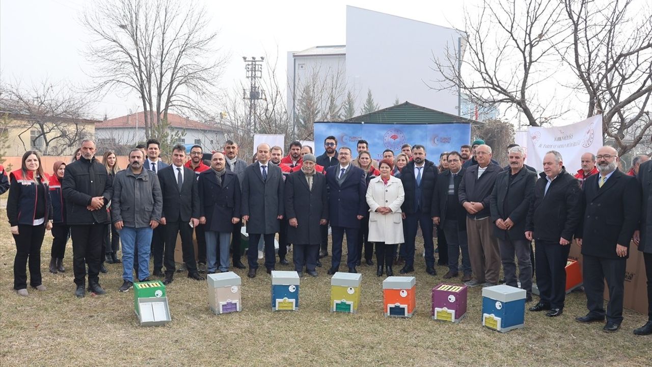 Iğdır'da 52 Üreticiye 1080 Kraliçe Arı Yetiştirme Kovanı Dağıtıldı