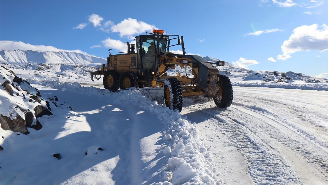 Iğdır'da Yoğun Kar Yağışı Sonrası Kapanan 12 Köy Yolu Ulaşıma Açıldı