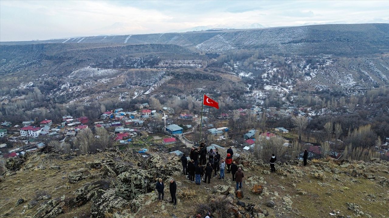 Iğdır'ın Bayrak Tepe Zirvesinde Sarıkamış Şehitleri İçin Anma Etkinliği Düzenlendi