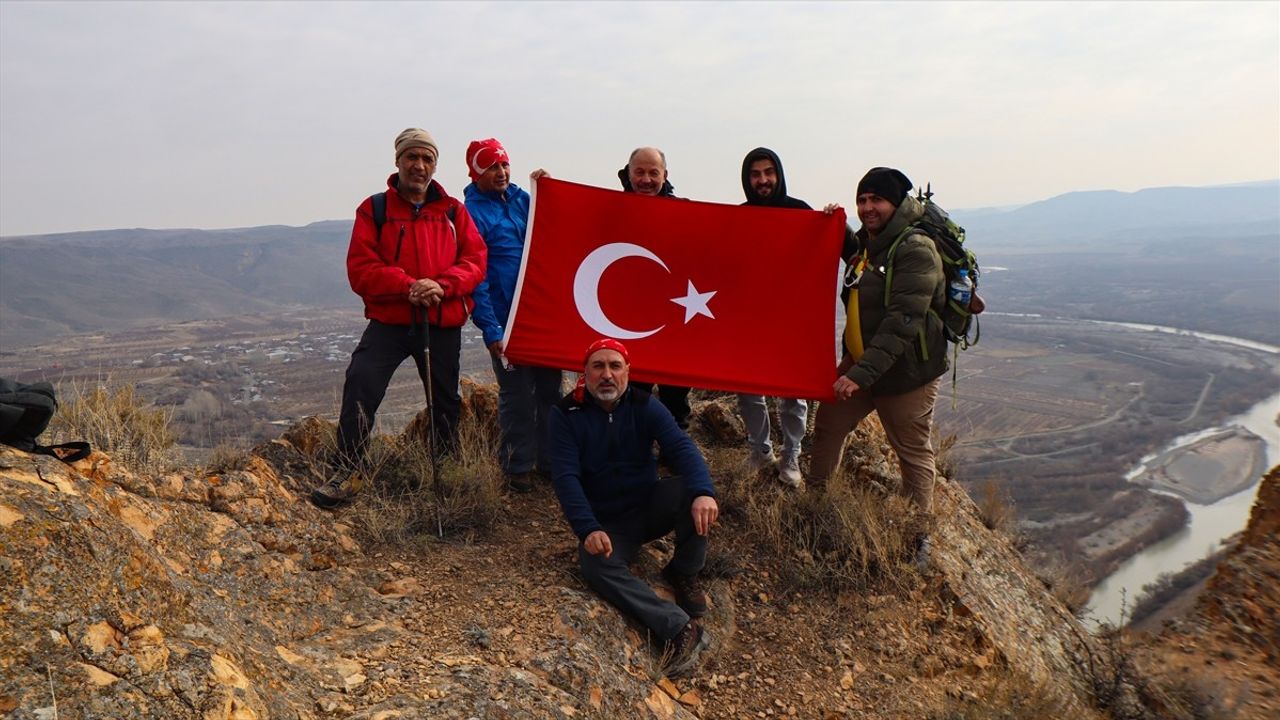 Iğdırlı Dağcılar, 11 Aralık Dünya Dağ Günü'nü Kızıldağ Zirvesinde Kutladı