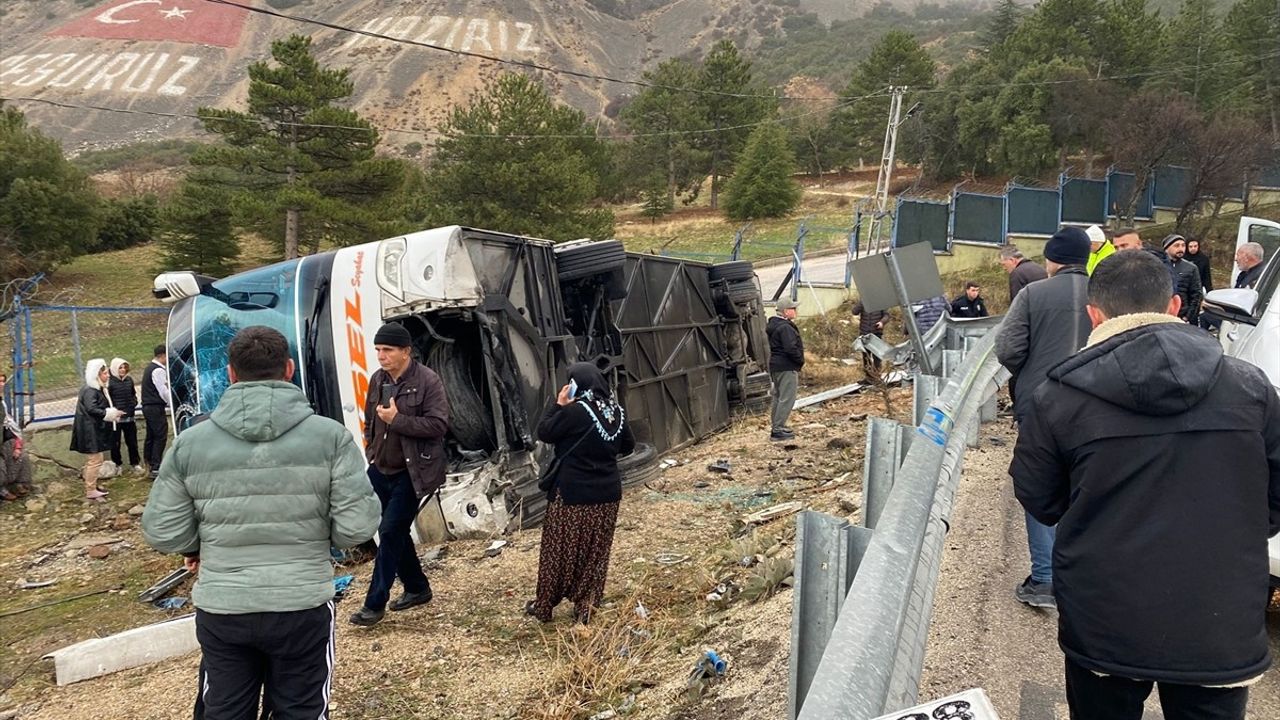 Isparta'da Yolcu Otobüsü Devrildi: 1 Ölü, 18 Yaralı