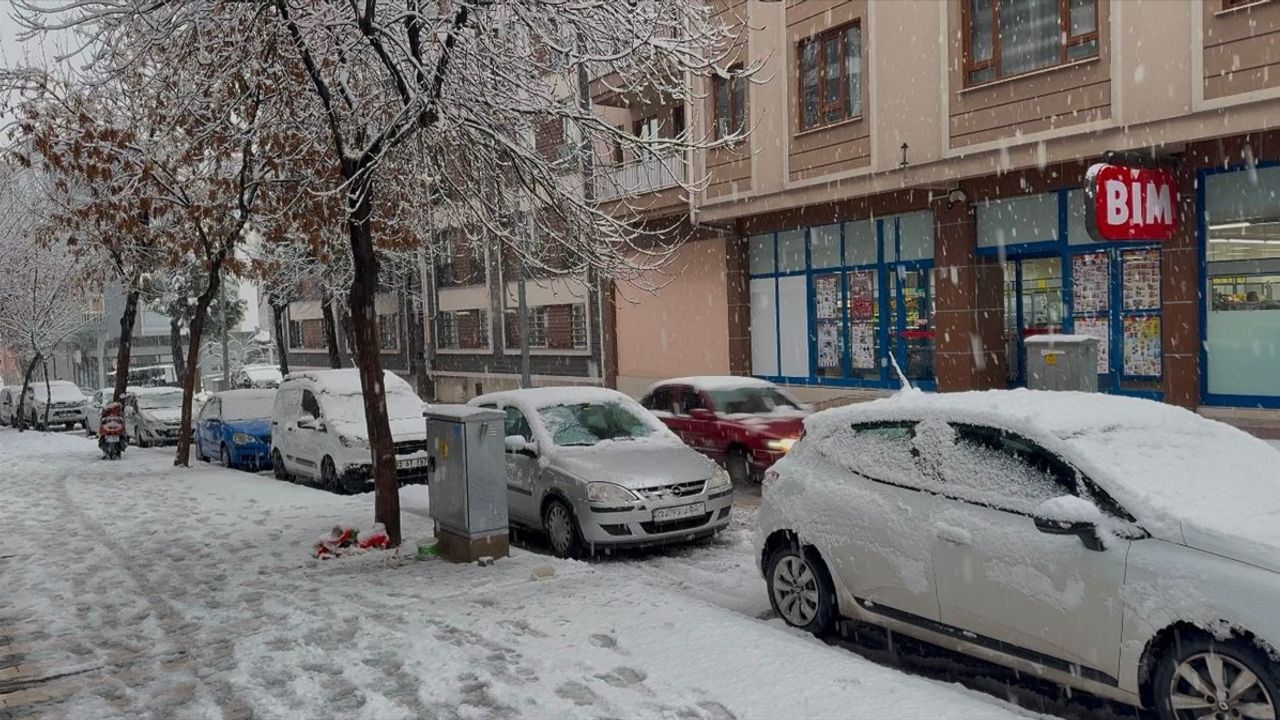 Isparta ve Burdur'da Kar Yağışı Hayatı Olumsuz Etkiliyor