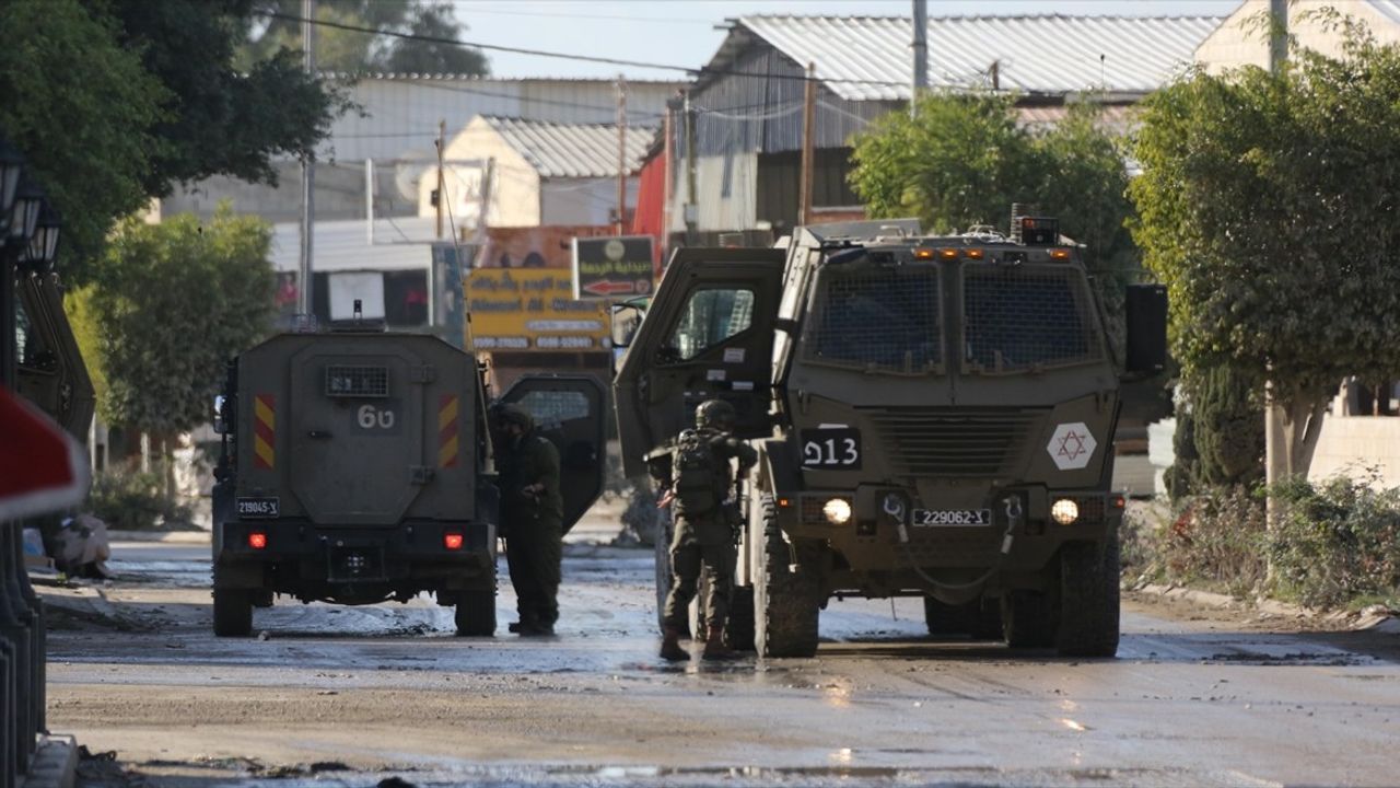 İsrail Güçleri Batı Şeria'da Bir Filistinliyi Öldürdü, 18 Kişi Gözaltına Alındı