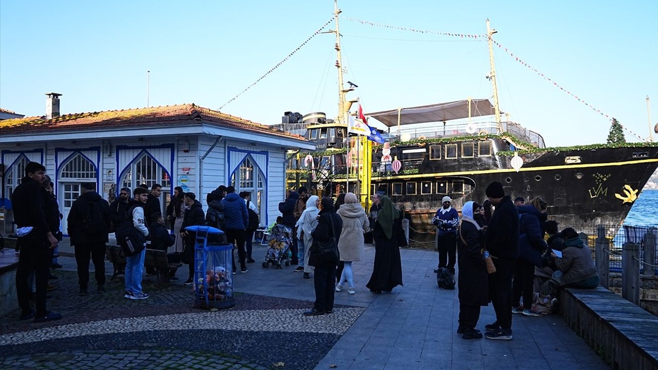 İstanbul Boğazı'ndaki Tur Teknesinde Yangın Çıktı