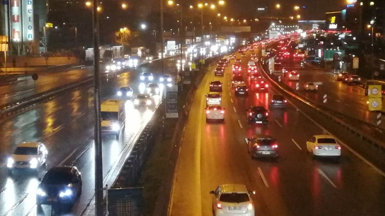 İstanbul'da Aralıklarla Yağış ve Trafik Sorunları