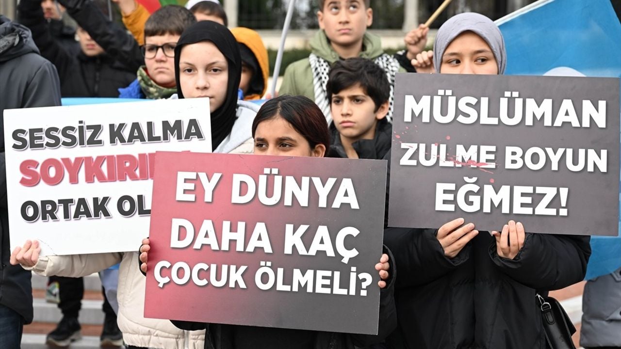 İstanbul'da Çocuklar, İsrail'in Saldırılarını Kınadı