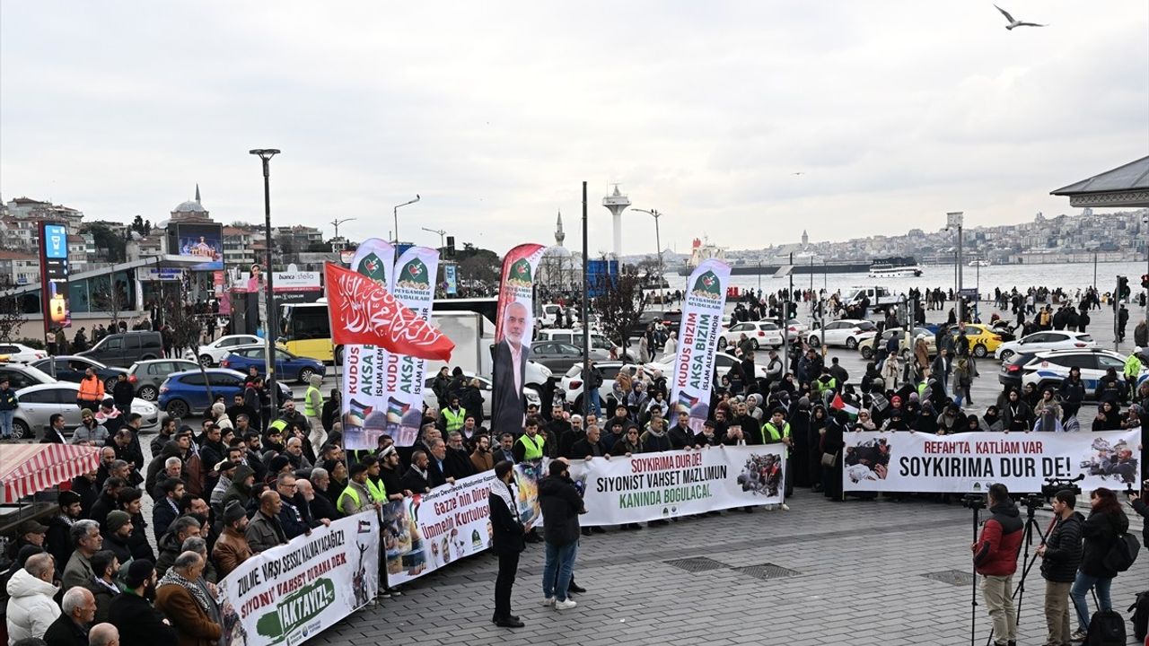 İstanbul'da Gazze Saldırılarına Protesto Düzenlendi