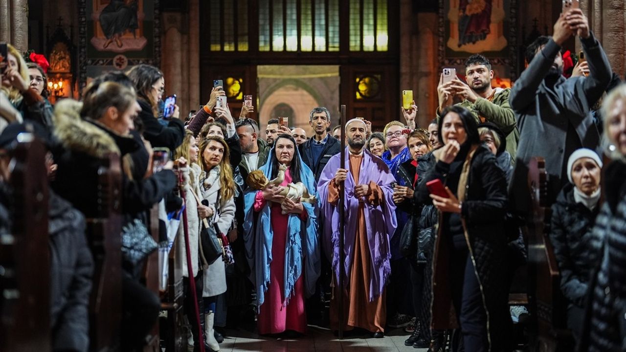 İstanbul'da Noel Ayinleri Coşkuyla Gerçekleştirildi
