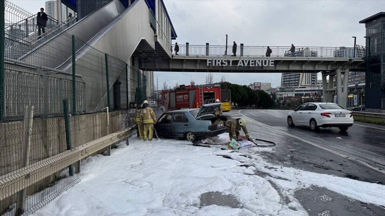 İstanbul'da Seyir Halindeki Otomobil Alev Alev Yandı