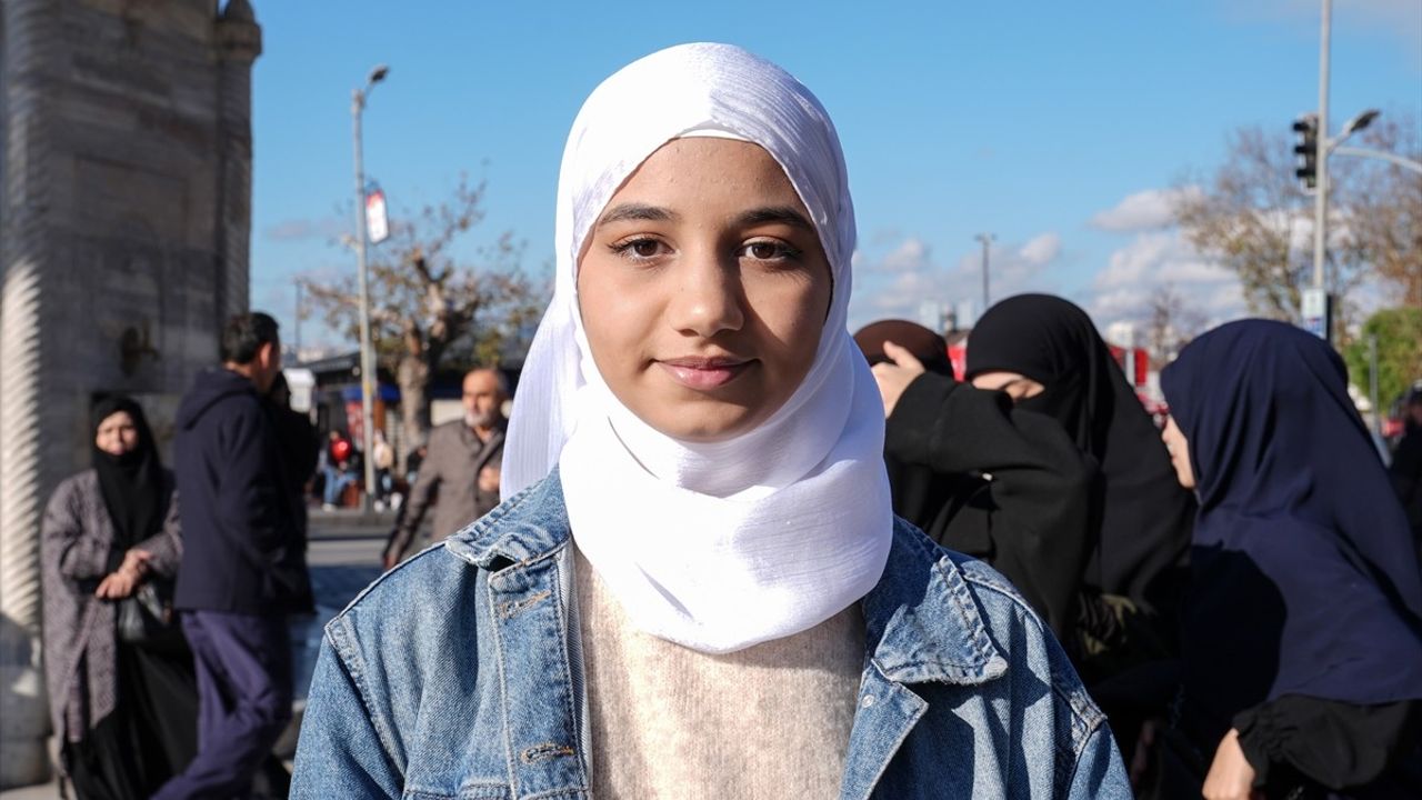 İstanbul'da Suriyeliler Baas Rejiminin Devrilişini Kutladı