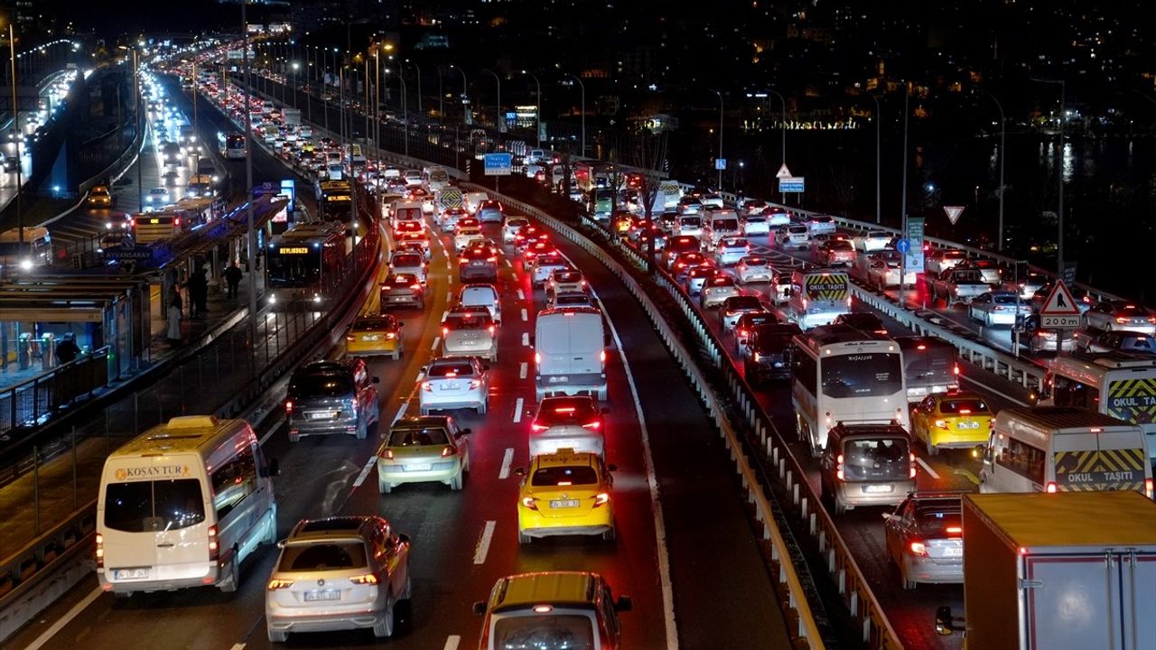 İstanbul'da Trafik Yoğunluğu ve Metro Hattında Teknik Arıza