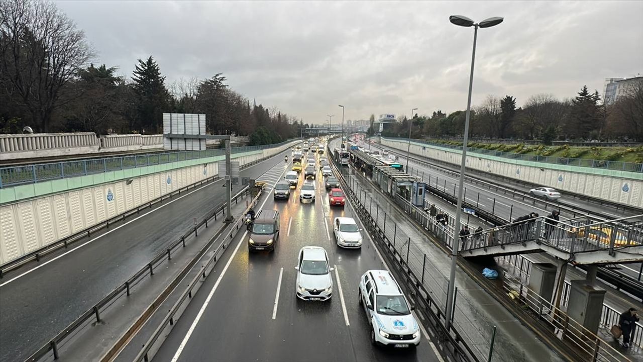 İstanbul'da Trafik Yoğunluğu Yağışla Yüzde 78'e Ulaştı