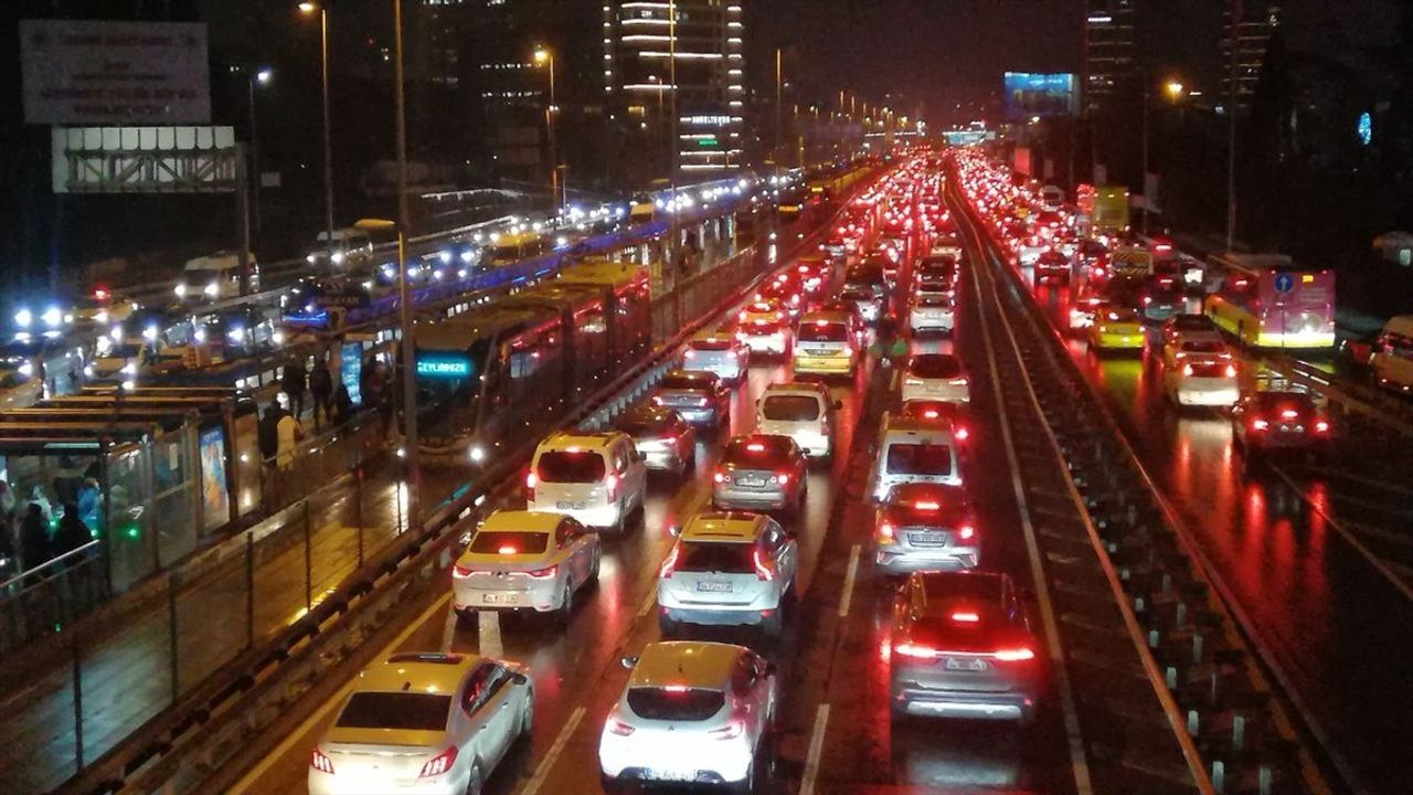 İstanbul'da Yağışla Birlikte Trafik Yoğunluğu Artıyor