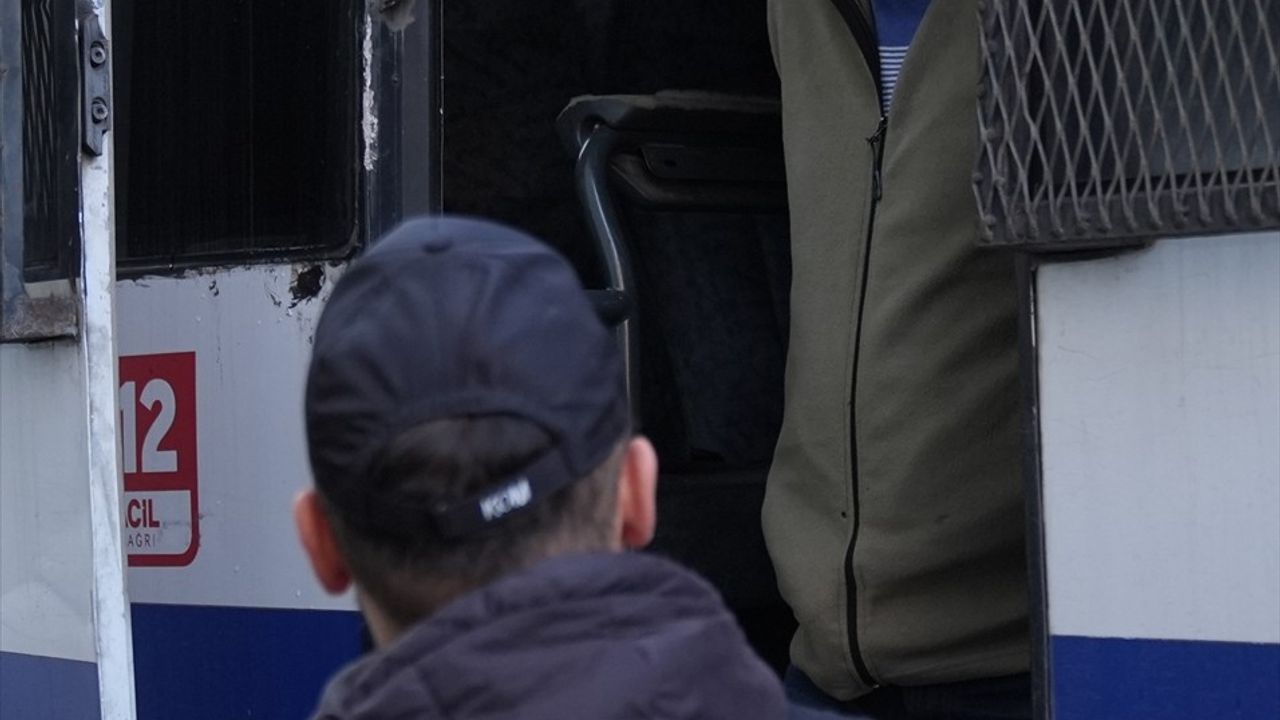 İstanbul'da Yenidoğan Çetesi Soruşturmasında 14 Şüpheli Adliyeye Sevk Edildi