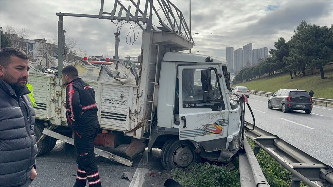 İstanbul'da Zincirleme Trafik Kazasında 4'ü Çocuk 8 Kişi Yaralandı