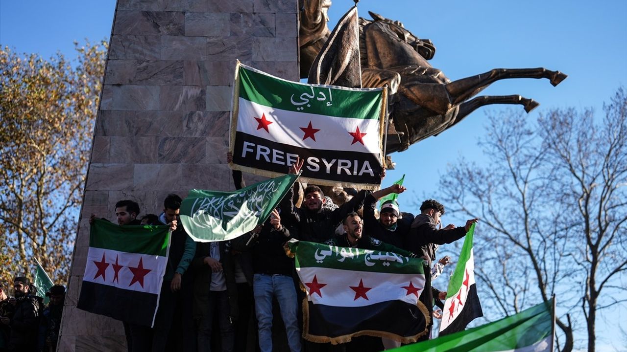 İstanbul'daki Suriyeliler, Esed Rejiminin Devrilmesini Saraçhane Parkı'nda Kutladı