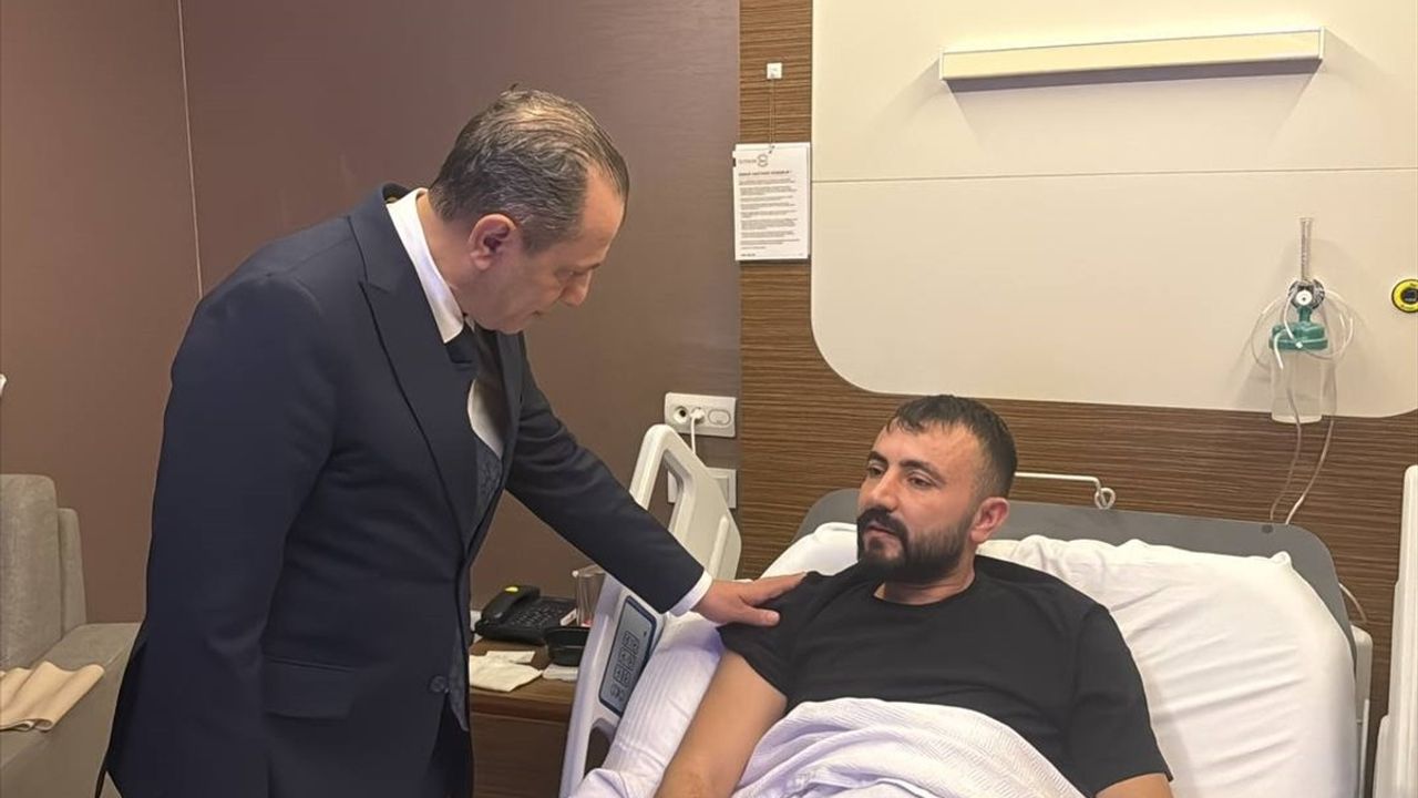 İstanbul Emniyet Müdürü Selami Yıldız, Yaralı Polis Memurunu Hastanede Ziyaret Etti