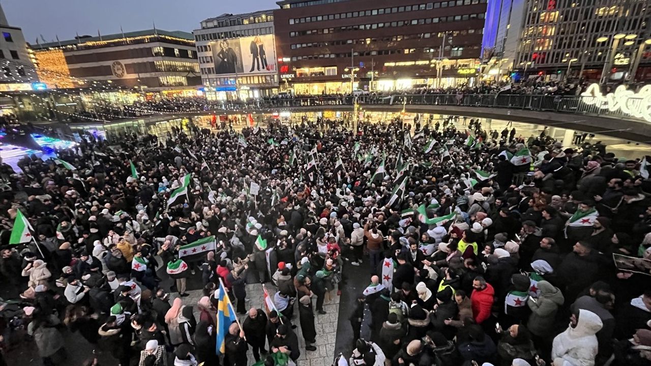 İsveç'te Suriyeliler Baas Rejiminin Devrilmesini Kutladı