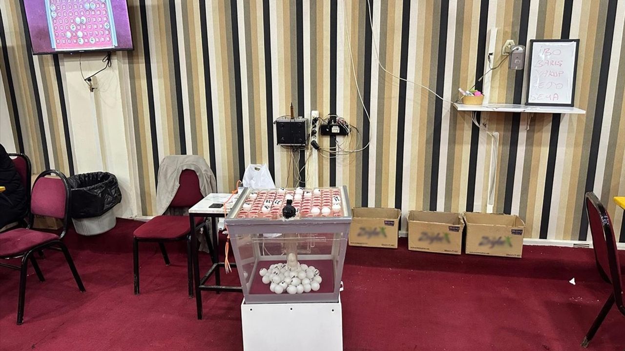 İzmir'de Kumar Oynarken Yakalanan 128 Kişiye Cezai İşlem