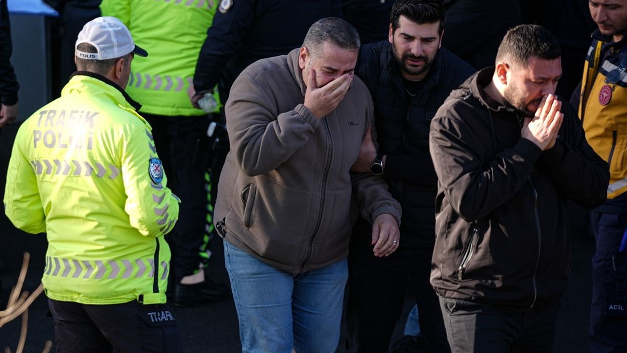 İzmir'de Okul Servisi Tıra Çarptı: 1 Öğrenci Hayatını Kaybetti, 1 Yaralandı