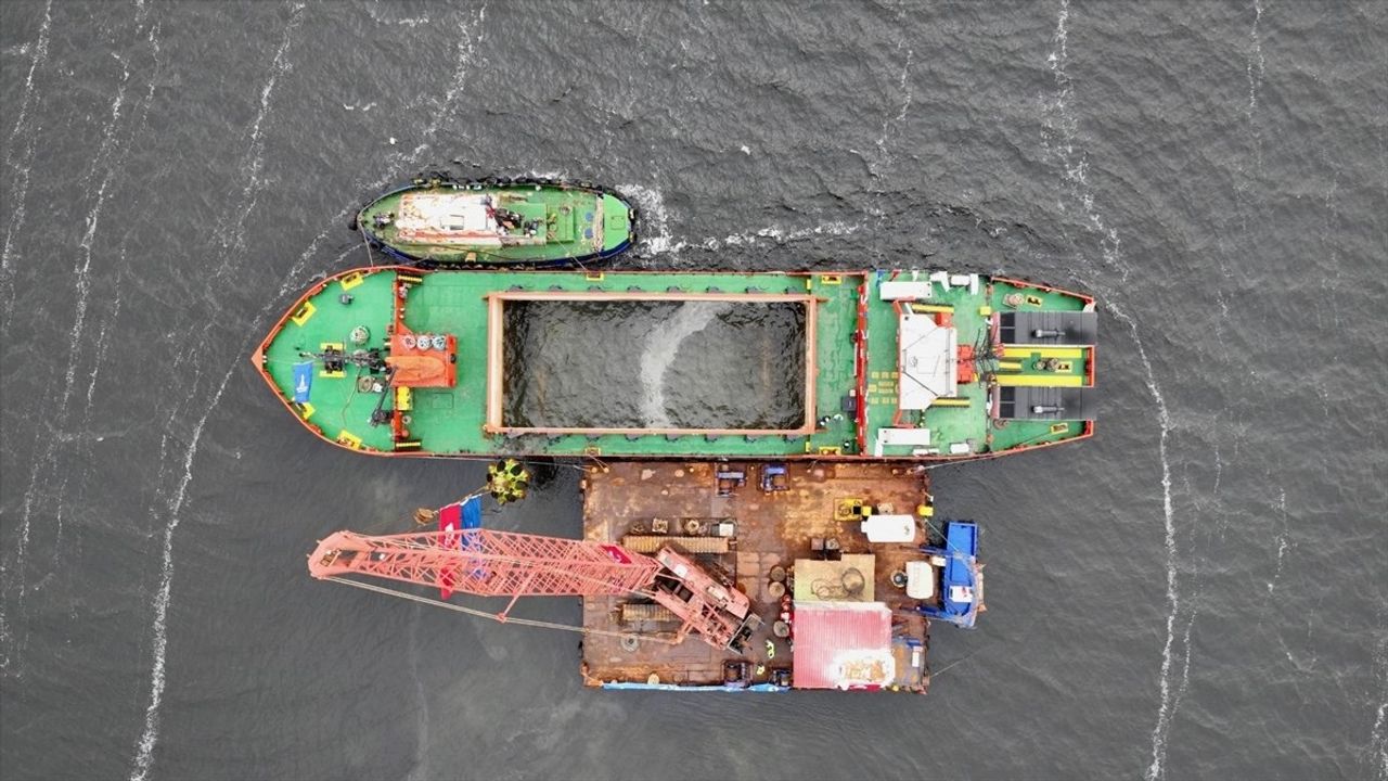 İzmir Körfezi'nde Temizlik Seferberliği: Dip Tarama ve Çamur Çıkarma Çalışmaları Başlatıldı